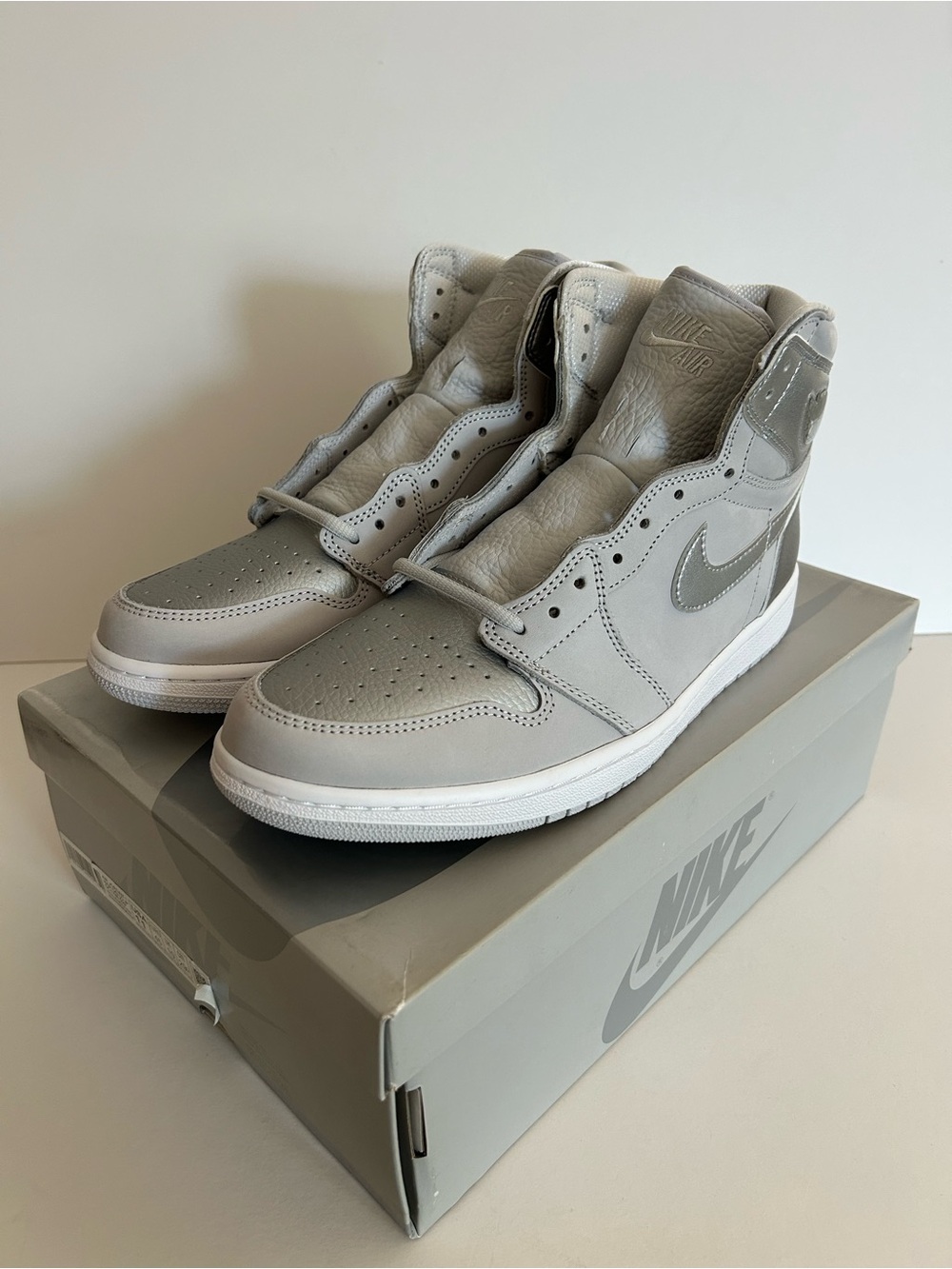 Nike Air Jordan 1 High-Top Sneakers - Light Gray/White